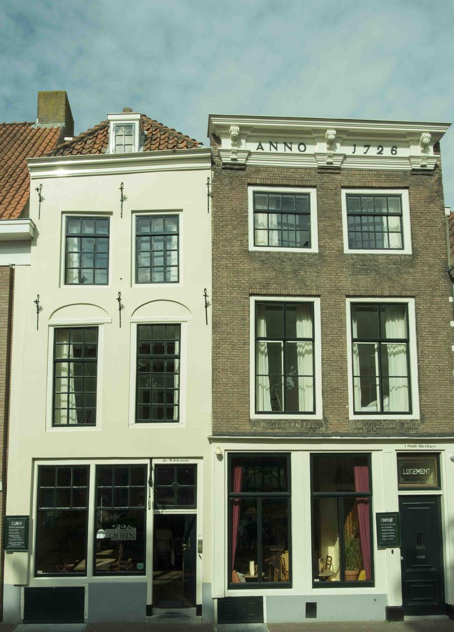 De twee monumentale gevels aan de Vismarkt, anno 1726
